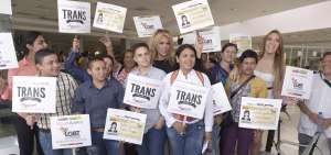 La activista y asamble&iacute;sta alterna de Revoluci&oacute;n Ciudadana, Diane Rodr&iacute;guez (4&deg; der.), durante una manifestaci&oacute;n en el Puerto Principal.
