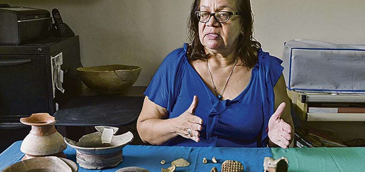 La arque&oacute;loga Amelia   S&aacute;nchez muestra algunas de las piezas halladas en un parque de Samanes 1, las que tiene en custodia autorizada por el MCP.