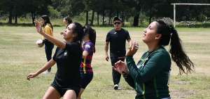 Las jugadoras de Dep. Cuenca durante una pr&aacute;ctica antes de la emergencia.&nbsp;