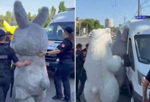 “¡Libertad para Pokémon!”: protesta política en Moldavia termina con arresto de Pikachu, Labubu y un oso polar
