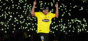 Tanto al ingreso, as&iacute; como tras su retiro al minuto 77, Ronaldinho fue ovacionado por m&aacute;s de 70.000 hinchas 'canarios' en el estadio Monumental.