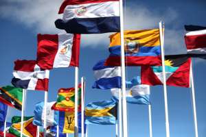 Las 33 banderas de los pa&iacute;ses miembros de la Celac ondearon durante la cumbre presidencial en Costa Rica. Foto: cortes&iacute;a Canciller&iacute;a de Ecuador 