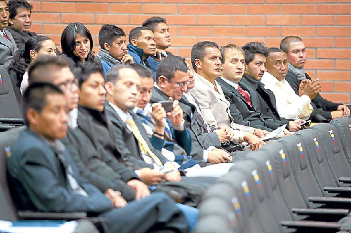 Carlos Castro (centro) acudi&oacute; a la bienvenida de los alumnos de primer semestre. El p&eacute;nsum de la entidad tiene el aval de la Senescyt. Foto: Santiago Aguirre |  El Tel&eacute;grafo