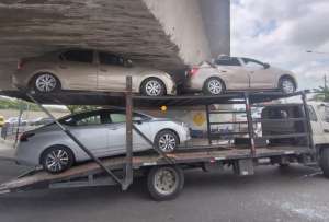 Una plataforma de vehículos se estrelló en un puente elevado, en Guayaquil