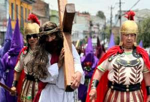 La procesi&oacute;n reuni&oacute; a miles de creyentes.