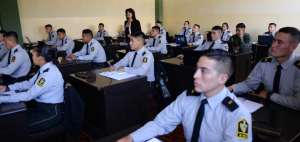 Estudiantes de la Escuela Superior Militar Eloy Alfaro (Esmil) reciben clases. Los interesados en ingresar a la instituci&oacute;n deben tener entre 18 y 22 a&ntilde;os.