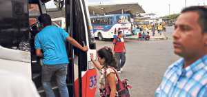 Cuando se construy&oacute; la actual terminal terrestre, 27 a&ntilde;os atr&aacute;s, la zona donde fue ubicada quedaba en las afueras de la ciudad. Sin embargo, hoy es uno de los sectores m&aacute;s transitados. Foto: Rodolfo P&aacute;rraga / El Tel&eacute;grafo