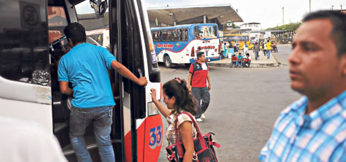 Cuando se construy&oacute; la actual terminal terrestre, 27 a&ntilde;os atr&aacute;s, la zona donde fue ubicada quedaba en las afueras de la ciudad. Sin embargo, hoy es uno de los sectores m&aacute;s transitados. Foto: Rodolfo P&aacute;rraga / El Tel&eacute;grafo