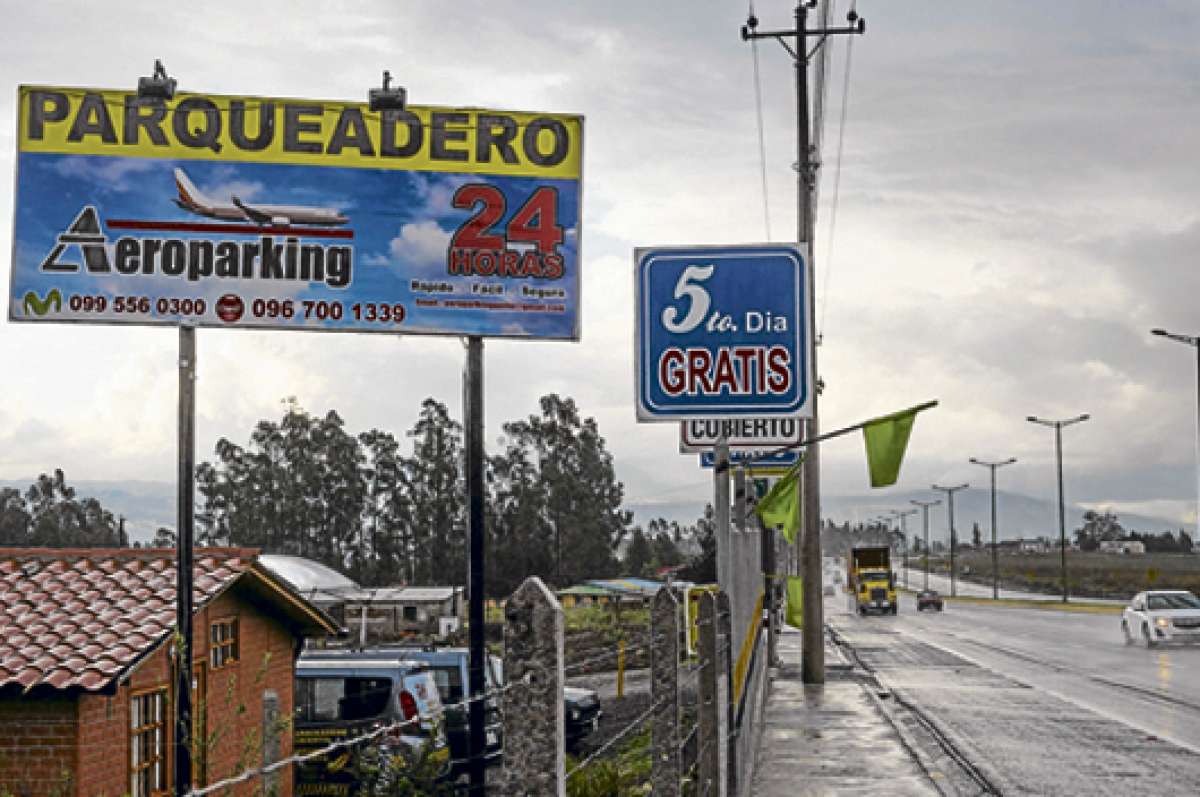 Los usuarios del aeropuerto todav&iacute;a parquean sus autos en los estacionamientos particulares que se encuentran cerca al aeropuerto. Foto: John Guevara / El Tel&eacute;grafo