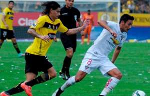 Fernando Hidalgo evade la marca de Ismael Blanco en el partido que gan&oacute; Barcelona.