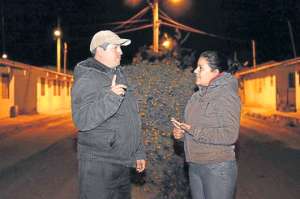 Durante algunas noches, entre la penumbra, los vecinos se encuentran y cambian informaci&oacute;n sobre sus terrenos y propiedades que quedaron cerca al coloso. FOTO: ROBERTO CHAVEZ |  El Tel&eacute;grafo