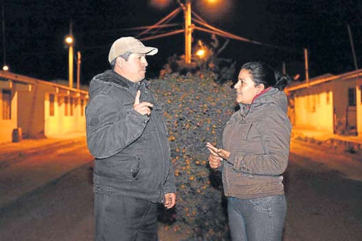 Durante algunas noches, entre la penumbra, los vecinos se encuentran y cambian informaci&oacute;n sobre sus terrenos y propiedades que quedaron cerca al coloso. FOTO: ROBERTO CHAVEZ |  El Tel&eacute;grafo