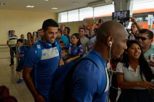Jugadores azules fueron recibido por un gran n&uacute;mero de aficionados. Foto: Rodolfo P&aacute;rraga / El Tel&eacute;grafo. 