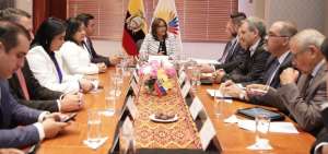 Representantes de AER y radios comunitarias se reunieron con la presidenta de la Asamblea, Elizabeth Cabezas.