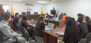 Las partes procesales del caso de Juliana Campoverde Rodr&iacute;guez, previo a la instalaci&oacute;n de la audiencia de juicio.en Quito. Hab&iacute;a tensi&oacute;n en el  tribunal.