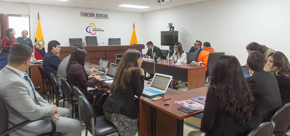 Las partes procesales del caso de Juliana Campoverde Rodr&iacute;guez, previo a la instalaci&oacute;n de la audiencia de juicio.en Quito. Hab&iacute;a tensi&oacute;n en el  tribunal.