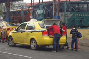 Algunos taxistas se quejan de los insultos y malos tratos por parte de los pasajeros. Foto: Roberto Ch&aacute;vez | El Tel&eacute;grafo