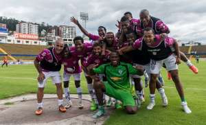 Los integrantes del Independiente del Valle festejan tras el triunfo ante Universidad Cat&oacute;lica en el torneo nacional el fin de semana. Foto: Marco Salgado/ EL TEL&Eacute;GRAFO.