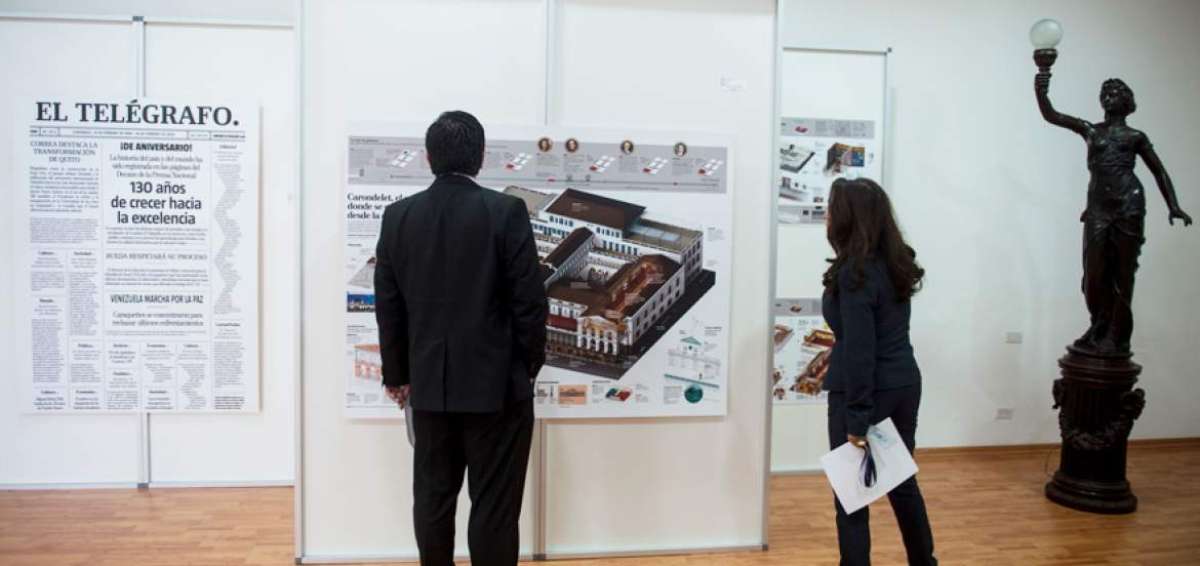 Ciudadanos observan las infograf&iacute;as de EL TEL&Eacute;GRAFO que se exponen en el palacio de Carondelet.