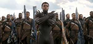 El actor Chadwick Boseman (centro) personifica a Black Panther en la pel&iacute;cula hom&oacute;nima de superh&eacute;roes que se integra al Universo Marvel.