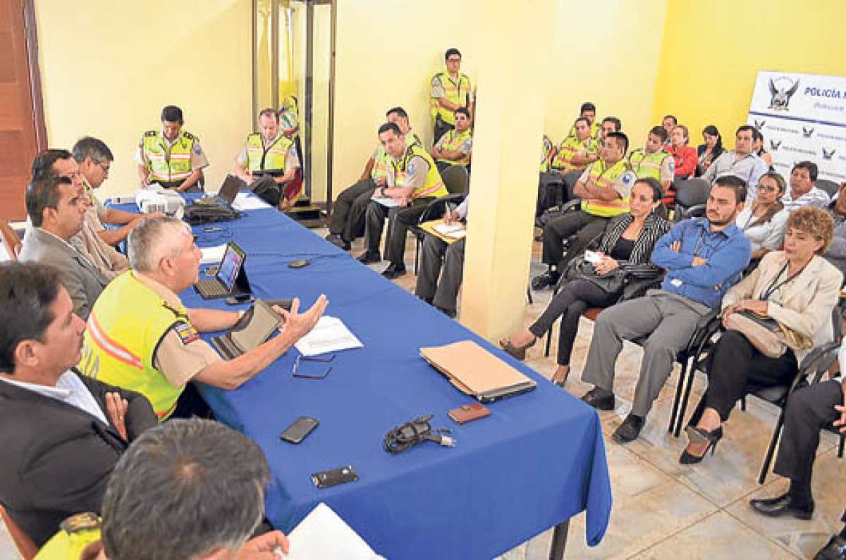 Los representantes de las principales instituciones de seguridad de El Oro mantuvieron un encuentro para analizar distintos temas. Foto: Cortes&iacute;a