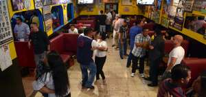 En el Bar Cabo Roje&ntilde;o, ubicado en Rumichaca y Luis Urdaneta, centro de Guayaquil, las personas disfrutan de 2 ambientes inspirados en Emelec y Barcelona donde escuchan y bailan salsa de 16:00 a 23:45.
