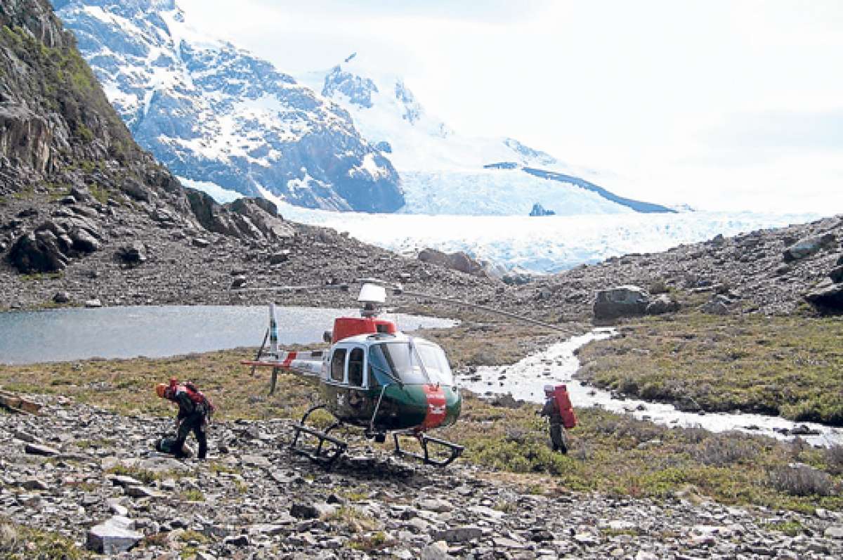 Un helic&oacute;ptero del Pelot&oacute;n de Alta Monta&ntilde;a fue utilizado para la b&uacute;squeda de los 6 cuerpos. Las v&iacute;ctimas, seg&uacute;n la fiscal&iacute;a, ten&iacute;an entre 27 y 47 a&ntilde;os. Foto: www.panoramio.comn