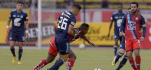 Marlon Mej&iacute;a (26) disputa el bal&oacute;n con Daniel Angulo (rojo)