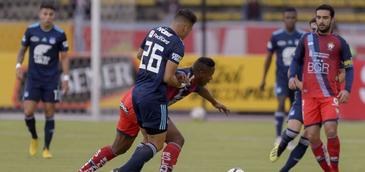 Marlon Mej&iacute;a (26) disputa el bal&oacute;n con Daniel Angulo (rojo)