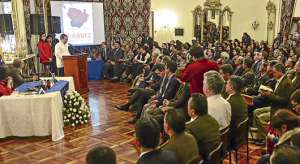 El canciller Ricardo Pati&ntilde;o particip&oacute; en el lanzamiento de la obra. Tambi&eacute;n estuvo la embajadora de Venezuela, Mar&iacute;a de Lourdes Urbaneja. Foto: &Aacute;lvaro P&eacute;rez / El Tel&eacute;grafo