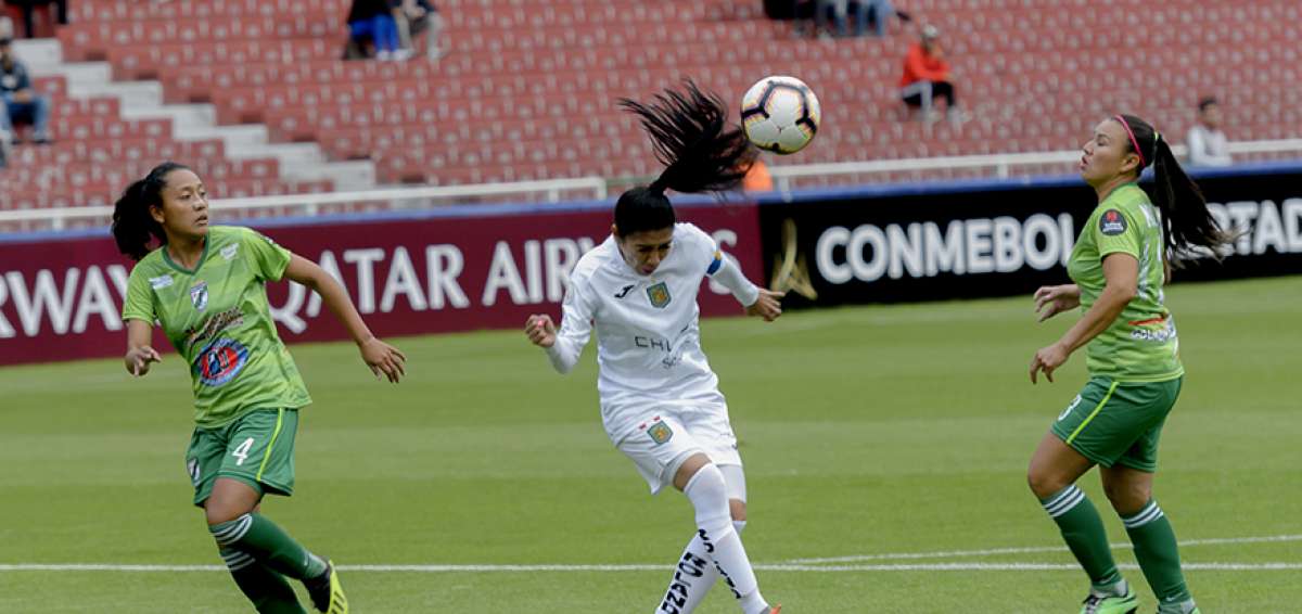 Madelin Riera (centro) durante su participaci&oacute;n en la Copa Libertadores Femenina que se realiza en Quito. La delantera fue la capitana del equipo morlaco.