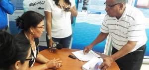 El viceprefecto de Esmeraldas, Linder Altafuya, presenta la impugnaci&oacute;n ante la delegaci&oacute;n provincial del CNE.