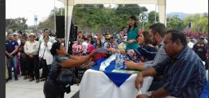 El conversatorio con la ciudadan&iacute;a se realiz&oacute; en la explanada del hospital p&uacute;blico construido en Monte Sina&iacute;.