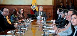 Del lado izquierdo est&aacute;n la vicepresidenta Mar&iacute;a Alejandra Vicu&ntilde;a; la canciller Mar&iacute;a Fernanda Espinosa y el superintendente de Bancos, Christian Cruz, quien representa la funci&oacute;n de Transparencia. En medio aparece el presidente Len&iacute;n Moreno. Del lado derecho se ubica el secretario de la Presidencia, Andr&eacute;s Mideros, el contralor Pablo Celi; la vicepresidenta del CNE, Ana Marcela Paredes; el secretario de la Pol&iacute;tica, Miguel Carvajal y la secretaria jur&iacute;dica Johanna Pes&aacute;ntez.