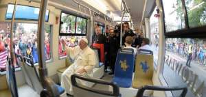 Sentado en una silla azul, el papa aparec&iacute;a alegre, saludando a los j&oacute;venes que se aglomeraban a su paso. 