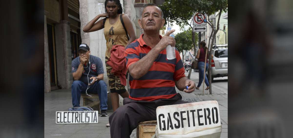 El sector de la calle Rumichaca, en el centro de Guayaquil, lleva d&eacute;cadas recibiendo a personas sin empleo que saben de oficios, pero que no tienen un trabajo fijo.