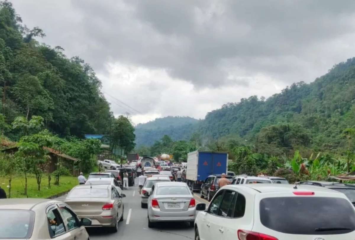 La v&iacute;a Al&oacute;ag&ndash;Santo Domingo es una de las principales conexiones entre la Sierra y la Costa.