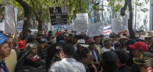 Transportistas realizaron una marcha para exigir audiencia con el alcalde Rodas.