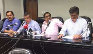 Carlos Villac&iacute;s (celeste) y &Aacute;lex De La Torre (rosa) dieron la noticia de que Luis Ch. qued&oacute; suspendido por 90 d&iacute;as. Foto: @SanchezJoselo