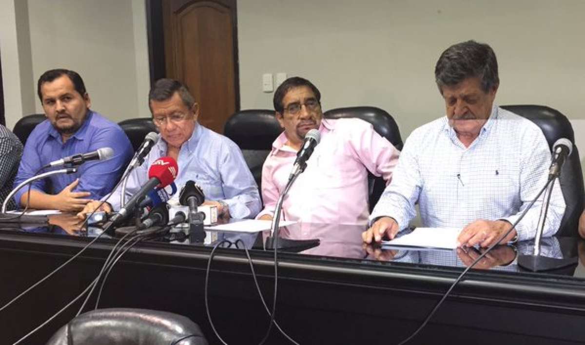 Carlos Villac&iacute;s (celeste) y &Aacute;lex De La Torre (rosa) dieron la noticia de que Luis Ch. qued&oacute; suspendido por 90 d&iacute;as. Foto: @SanchezJoselo