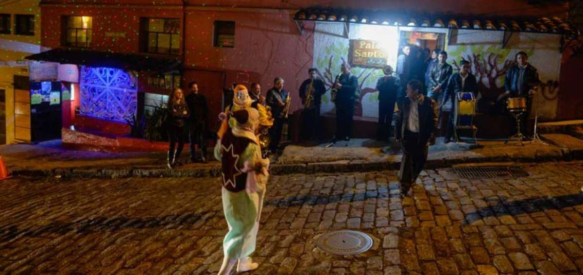 Turistas y visitantes disfrutan del ritmo de la banda de pueblo de Gu&aacute;pulo, al nororiente de Quito.