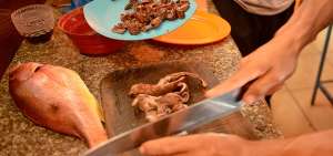 El uso de las tablas de madera para picar los alimentos es considerado por los expertos como una v&iacute;a de contaminaci&oacute;n durante la elaboraci&oacute;n de platos.