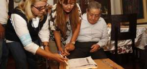 LuisFreire (88 a&ntilde;os) tiene discapacidad f&iacute;sica del 81%. Una comitiva acudi&oacute; para que ejerza su derecho al sufragio.