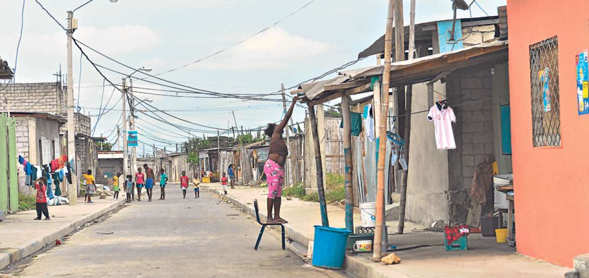 Cruzar el estero El Muerto, en canoa, es una pr&aacute;ctica habitual entre los moradores de esa zona.  