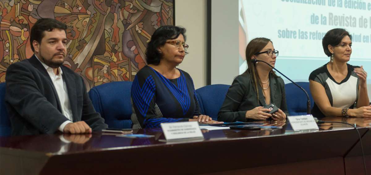 La ministra de Salud, Ver&oacute;nica Espinosa (centro y de saco), participa en un encuentro en la Facultad Latinoamericana de Ciencias Sociales (Flacso).