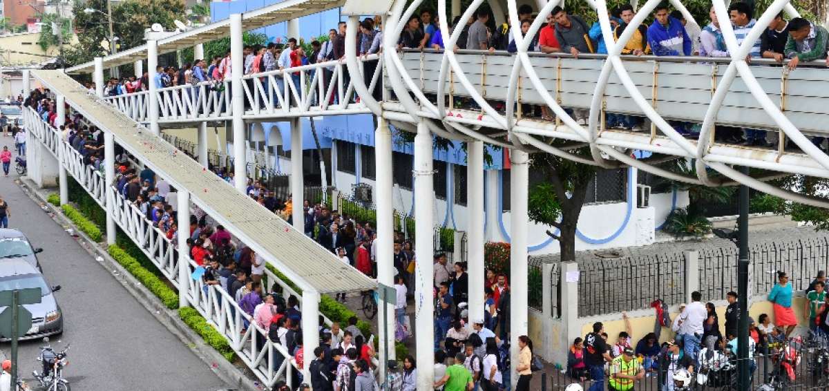 Esta ma&ntilde;ana el paso peatonal en los exteriores del Centro de Convenciones luc&iacute;a repleto de j&oacute;venes postulantes. 