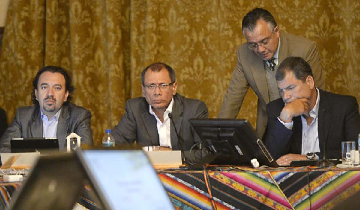 El presidente de la Rep&uacute;blica, Rafael Correa, observa su computador. Detr&aacute;s de &eacute;l est&aacute; Alexis Mera y a la izquierda, Jorge Glas. Foto: MIGUEL JIM&Eacute;NEZ 