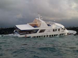 El barco que navegaba desde Puerto Villamil, en la isla Isabela, hacia Puerto Ayora, en Santa Cruz, qued&oacute; varado cerca de esta &uacute;ltima. 