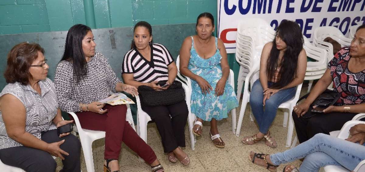 Maximina Salazar (izquierda) formaliz&oacute; la denuncia contra Pellacini ante la Supercom, el 23 de diciembre. 
