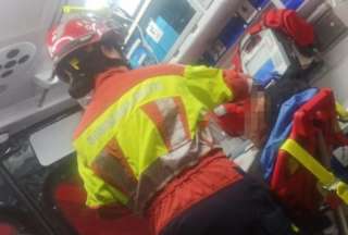 En Quito se atendió una emergencia por el colapso de un muro. 